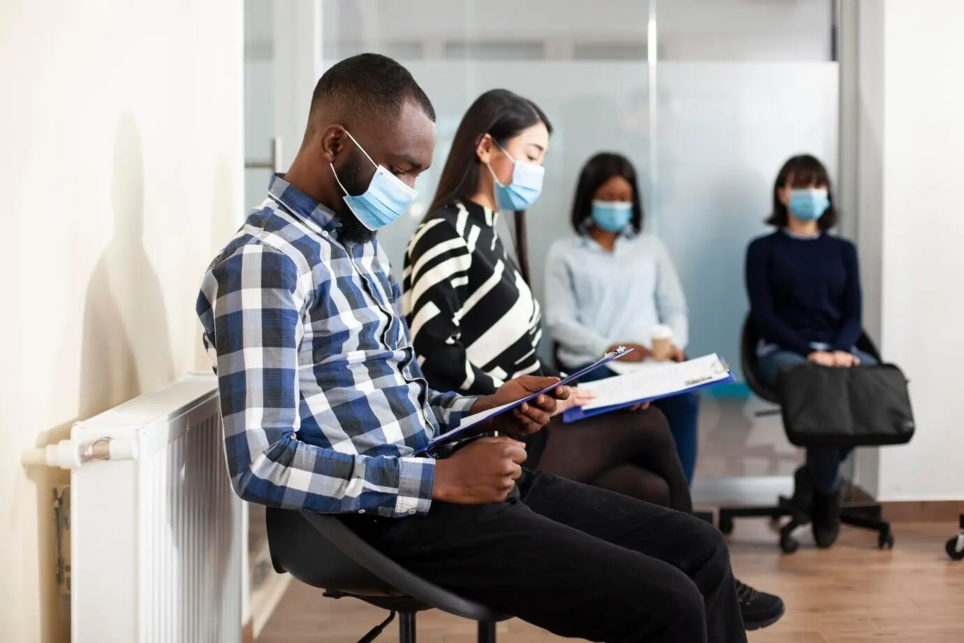 Kandidaten warten auf die Besprechung zur Einstellung.