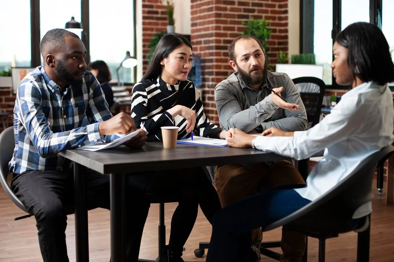 Ein multiethnisches Team der Personalabteilung führt ein Vorstellungsgespräch mit einem Kandidaten.