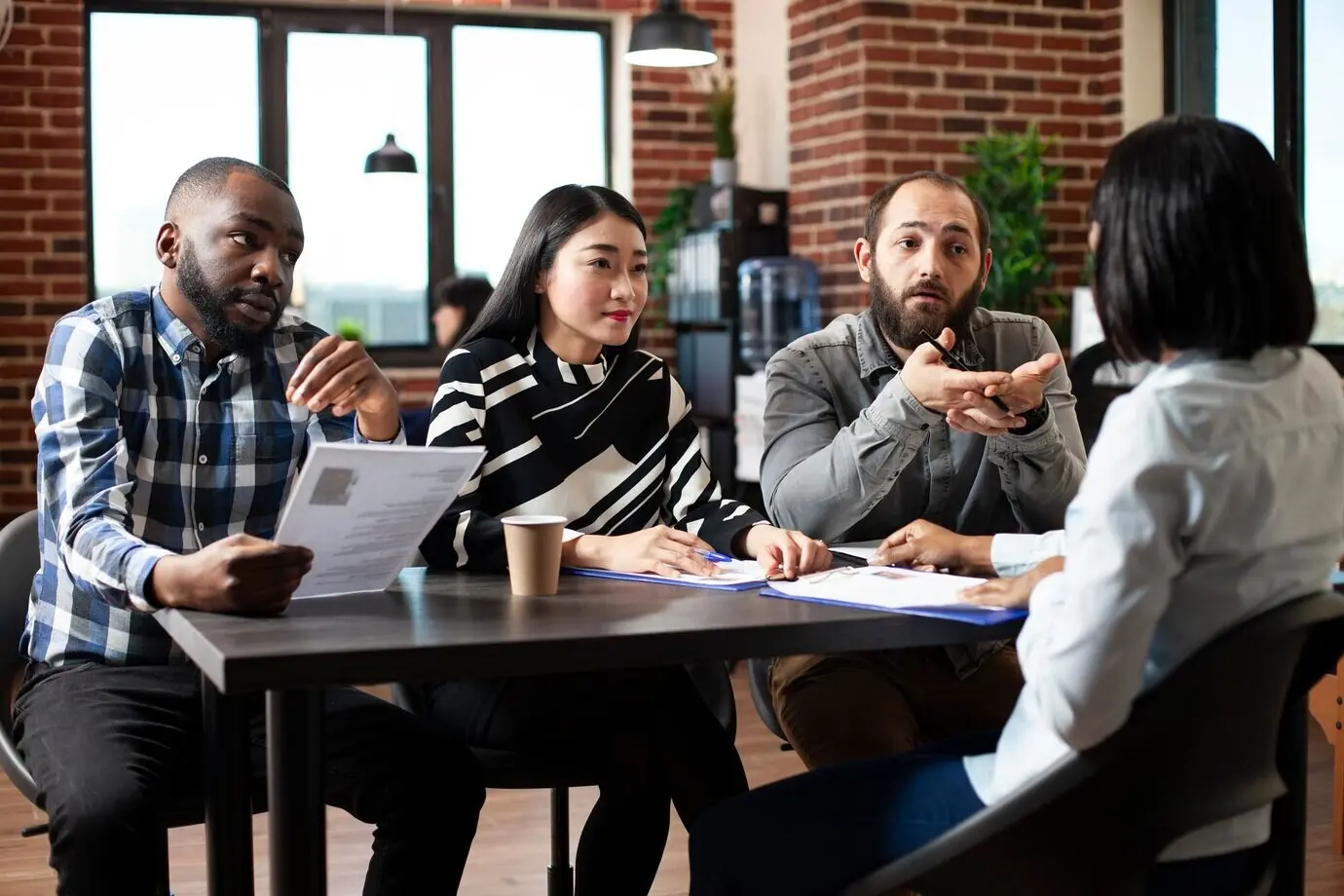 Recruiter sichten den Lebenslauf einer Kandidatin.