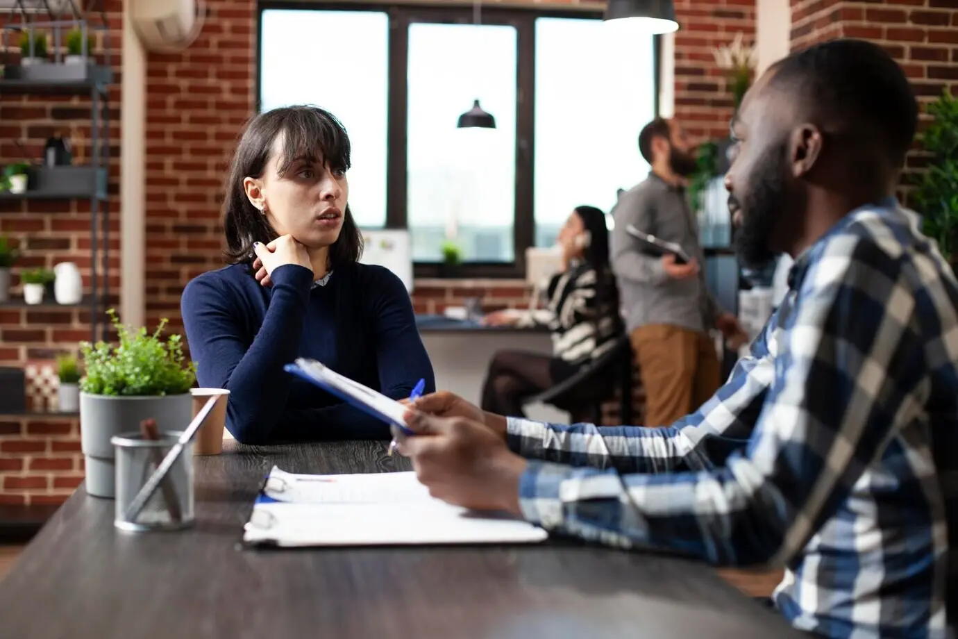 Ein Manager erläutert einem Bewerber Stellenangebote.